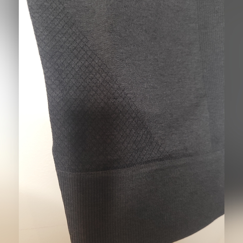 Lululemon Grey leggings Size 8 ⭐️Host Pick⭐️ - Picture 3 of 7